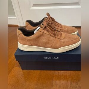 Cole Haan casual lace ups.  Can be worn with jeans or khakis.  Great shape.
